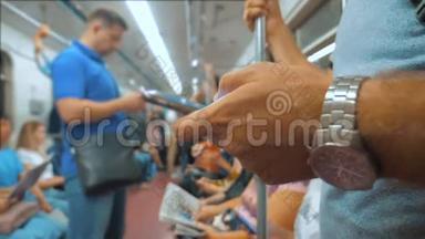 休闲男子从手机智能手机屏幕<strong>上</strong>阅读，同时看导航员在<strong>地铁上</strong>旅行。 慢慢慢慢