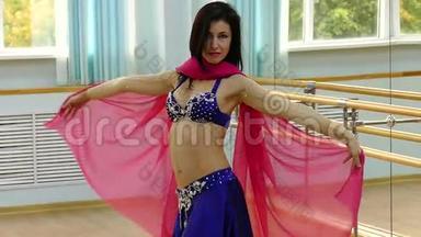 穿着阿拉伯服装跳舞的美女，东方舞或肚皮舞