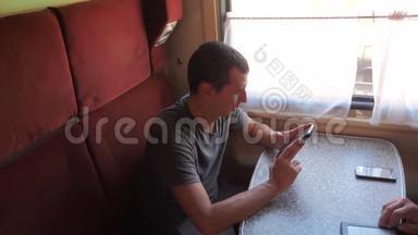 休闲男子从手机屏幕<strong>阅读</strong>，同时<strong>阅读</strong>短信旅行的火车旅行车。 慢速视频