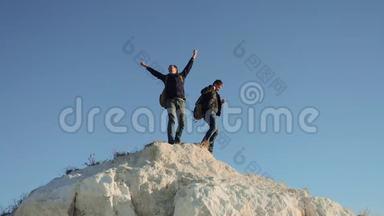 两个男子游客徒步旅行冒险<strong>登山</strong>者的生活方式爬山。 慢动作<strong>视频</strong>。 徒步旅行继续