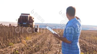 农<strong>民工</strong>作聪明的农业人阅读或分析收获向日葵在农业平板电脑上的生活方式报告