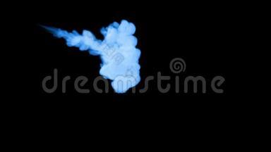 荧光蓝墨水或烟雾，在黑色上缓慢地隔离。 蓝色油漆在水中流动。 用于油墨背景或