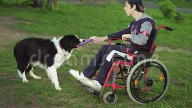 <strong>残疾人</strong>与狗玩耍，犬炎治疗，通过与狗训练残疾治疗，人在