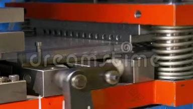 工业数控<strong>机床</strong>上金属薄板的切削孔穿孔冲压。