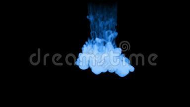 <strong>荧光</strong>蓝墨水或烟雾，在<strong>黑色</strong>上缓慢地隔离。 蓝色油漆在水中流动。 用于油墨背景或
