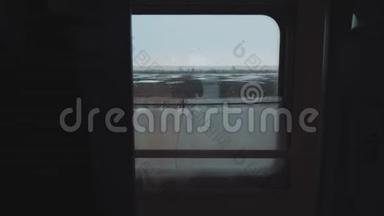 概念<strong>火车</strong>旅程旅行.. 从俄罗斯冬季<strong>火车火车</strong>旅行的窗口可以看到美丽的景色。 慢动作