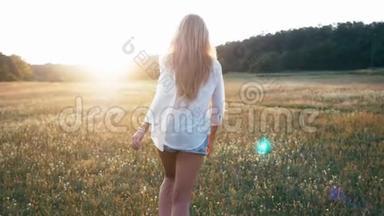美丽的微笑女孩在春天的田野上。 草甸。 笑着快乐的年轻女模特健康<strong>长寿</strong>的肖像