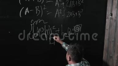 一位杰出的成熟数学家带来了一块大板，完成了一篇复杂的数学公式方程