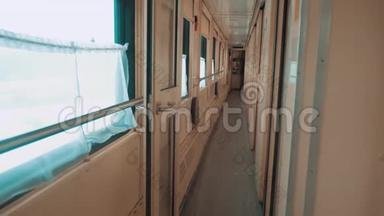 铁路<strong>车厢</strong>内的<strong>内部</strong>马车. 概念火车旅行。 从窗户看到美丽的景色