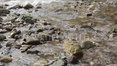 水穿过<strong>河流</strong>，穿过<strong>森林中</strong>的岩石和石头