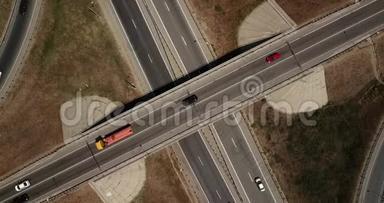 夏季<strong>交通</strong>路口的空中镜头，<strong>交通</strong>十字路口日景从上方与圆圈路。