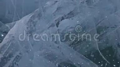 雪在<strong>冰</strong>面上飞舞. <strong>雪花</strong>在贝加尔湖的<strong>冰</strong>上飞翔。 <strong>冰</strong>非常美丽，有独特之处