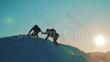 团队合作商务旅行理念.. 两个徒步旅行者登山者爬到山顶。 克服困难