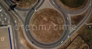 夏季交通路口的空中镜头，交通十字路口日景从上方与圆圈路。