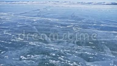 雪在冰面上<strong>飞舞</strong>. <strong>雪花</strong>在贝加尔湖的冰上飞翔。 冰非常美丽，有独特之处
