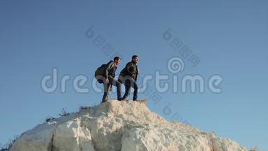 两个男子游客徒步旅行冒险登山者的生活方式爬山。 慢动作视频。 徒步旅行继续