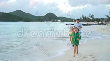 爸爸和孩子们享受海滩暑假热带假期。 <strong>一家人</strong>在<strong>海边</strong>散步。