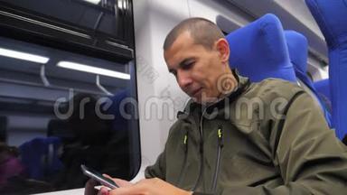旅行者未知的中年男子智能手机在<strong>地铁上</strong>给社交媒体信使写短信。 火车<strong>上</strong>的男人