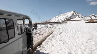 汽车被困在山上的雪地里
