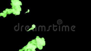 发光的绿色墨水在黑色背景上注入水。 三维动画与卢马哑光作为阿尔法<strong>通道</strong>在缓慢运动。 使用