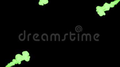 发光的绿色墨水在黑色背景上注入水。 三维动画与卢马哑光作为阿尔法通道在缓慢运动。 使用