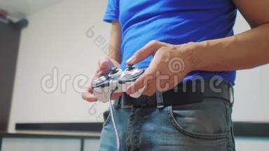 男人概念玩游戏垫手视频控制台在电视上。 玩家玩游戏与游戏垫控制器。 手拿新的操纵杆