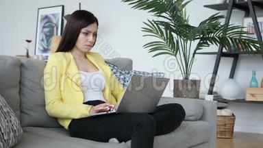 失去，沮丧的女人在笔记本电脑上工作