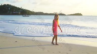 <strong>暑假</strong>期间在海滩可爱的小女孩。 流动人口