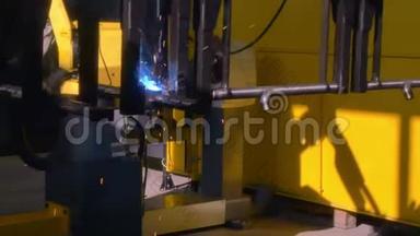 金属铁激光氩焊接在工厂工业数控<strong>机床</strong>上。
