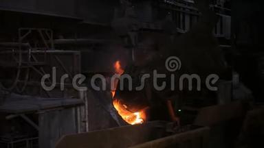 钢铁厂金属熔化。 金属管道制造工厂