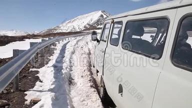 汽车被困在山上的雪地里