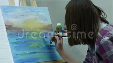 一位年轻女子站在画架后面的一张画布上，在一个大<strong>气车</strong>间里画一幅画