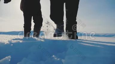 团队合作。 男士登山登山登山登山登山山顶生活方式小组小组阳光剪影雪脚