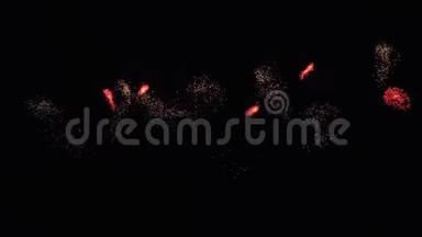 在黑色背景下举行的<strong>绚丽多彩</strong>的焰火庆祝活动，新年假期概念股视频
