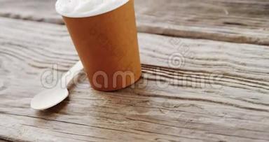 咖啡杯放在木板上