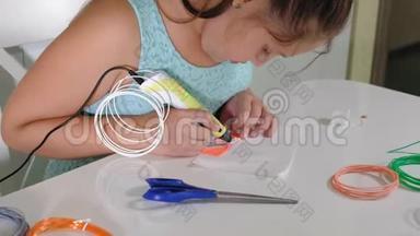 创意女孩使用3D笔打印3D<strong>形状</strong>。