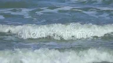 慢动作美丽的蓝色巨型海浪在泰国海滩上撞击