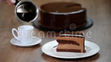 一块巧克力蛋糕和一杯咖啡。