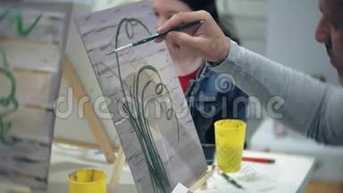 艺术学校，创造力和人的概念-一群学生与画架，画刷和调色板绘画静物