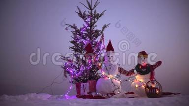 圣诞快乐，新年快乐。 快乐的雪人站在冬天的圣诞风景。 白雪公主新年快乐