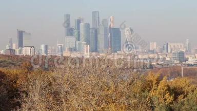 从Sparrow Hills或VorobyovyGory<strong>观景台俯瞰</strong>莫斯科城市和摩天大楼建筑群