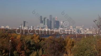 从Sparrow Hills或VorobyovyGory<strong>观景台俯瞰</strong>莫斯科城市和摩天大楼建筑群