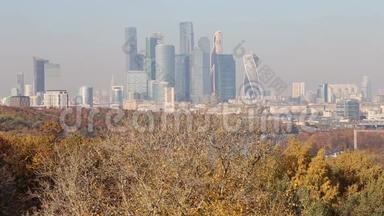 从Sparrow Hills或VorobyovyGory观景台俯瞰莫斯科<strong>城市</strong>和摩天大楼<strong>建筑群</strong>