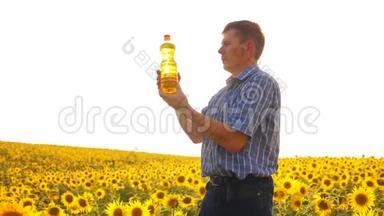 老人阳光农夫葵花油概念农业.. 农夫手里拿着一个塑料瓶，<strong>葵花籽</strong>油