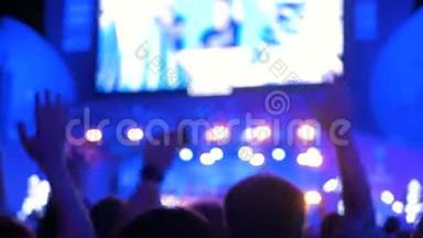 人们晚上在舞台前举行<strong>电子音乐音乐</strong>会