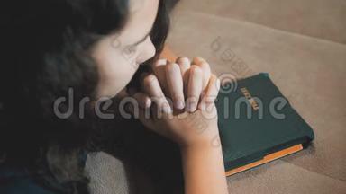 小女孩在夜里<strong>祈祷</strong>。 小女孩用手<strong>祈祷</strong>。 小女孩圣经<strong>祈祷</strong>与圣经在她<strong>的</strong>手中。 (a)
