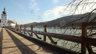 春天复古的奥地利上格蒙登特劳恩湖美景