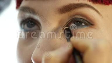 专业化妆师在眼部涂抹眼线。化妆与时尚理念