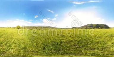 360夏季或秋季一个美丽的山地草地时间的VR。 云，绿草和阳光..