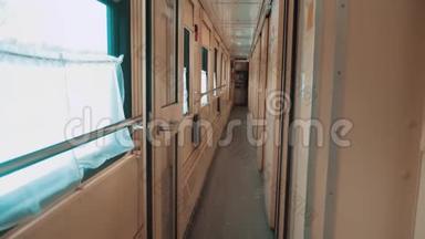 铁路车厢内的内部马车. 概念火车旅行。 从窗户看到美丽的景色
